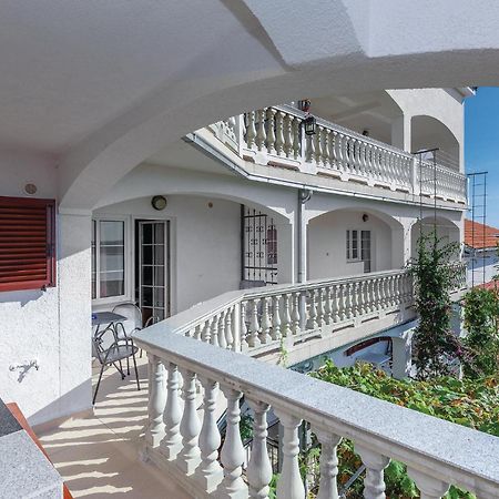 1 Bedroom Cozy Apartment In ซริกเวนิซา ภายนอก รูปภาพ
