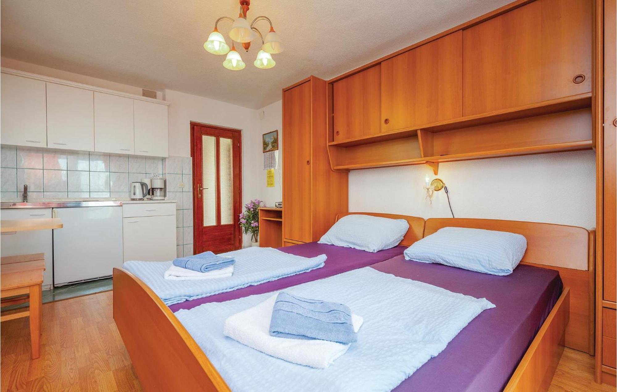1 Bedroom Cozy Apartment In ซริกเวนิซา ภายนอก รูปภาพ