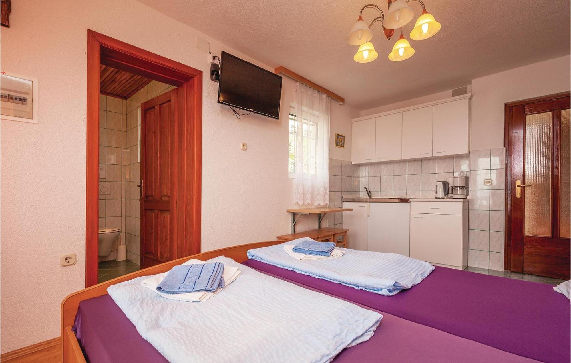 1 Bedroom Cozy Apartment In ซริกเวนิซา ภายนอก รูปภาพ