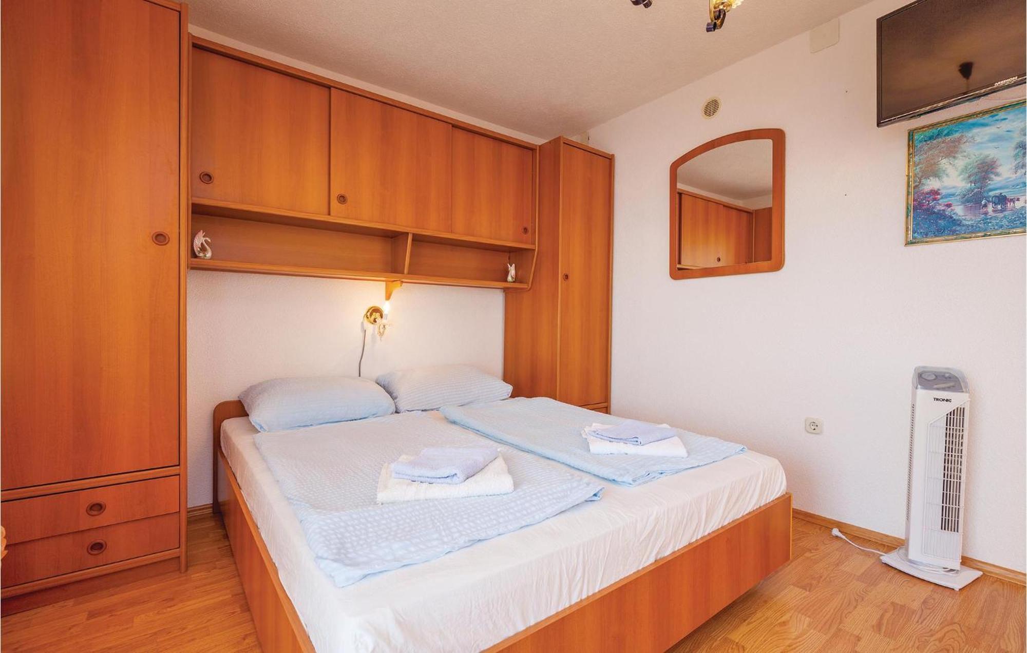 1 Bedroom Cozy Apartment In ซริกเวนิซา ภายนอก รูปภาพ