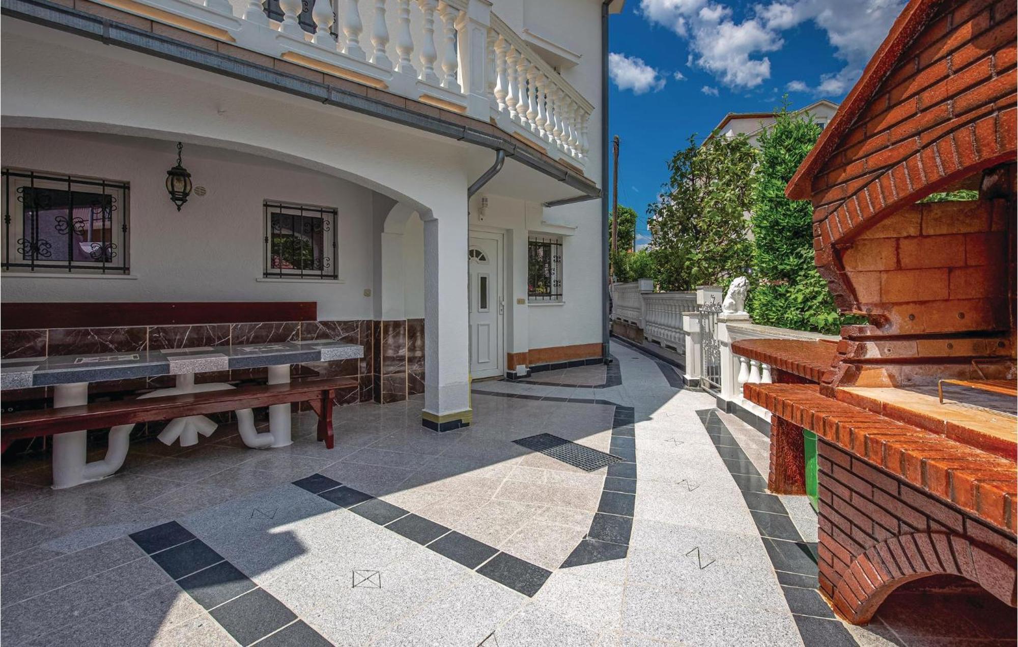 1 Bedroom Cozy Apartment In ซริกเวนิซา ภายนอก รูปภาพ