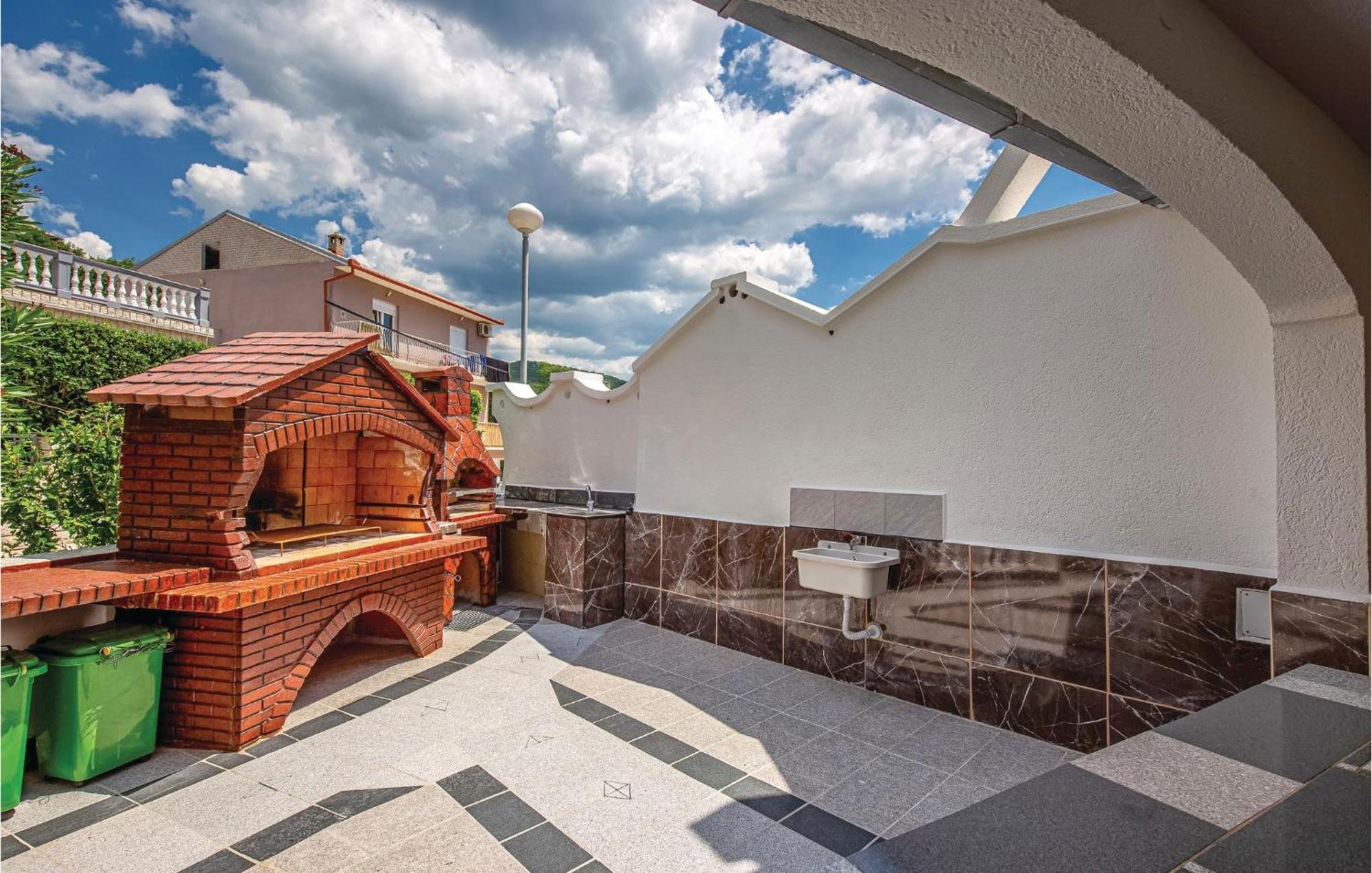 1 Bedroom Cozy Apartment In ซริกเวนิซา ภายนอก รูปภาพ