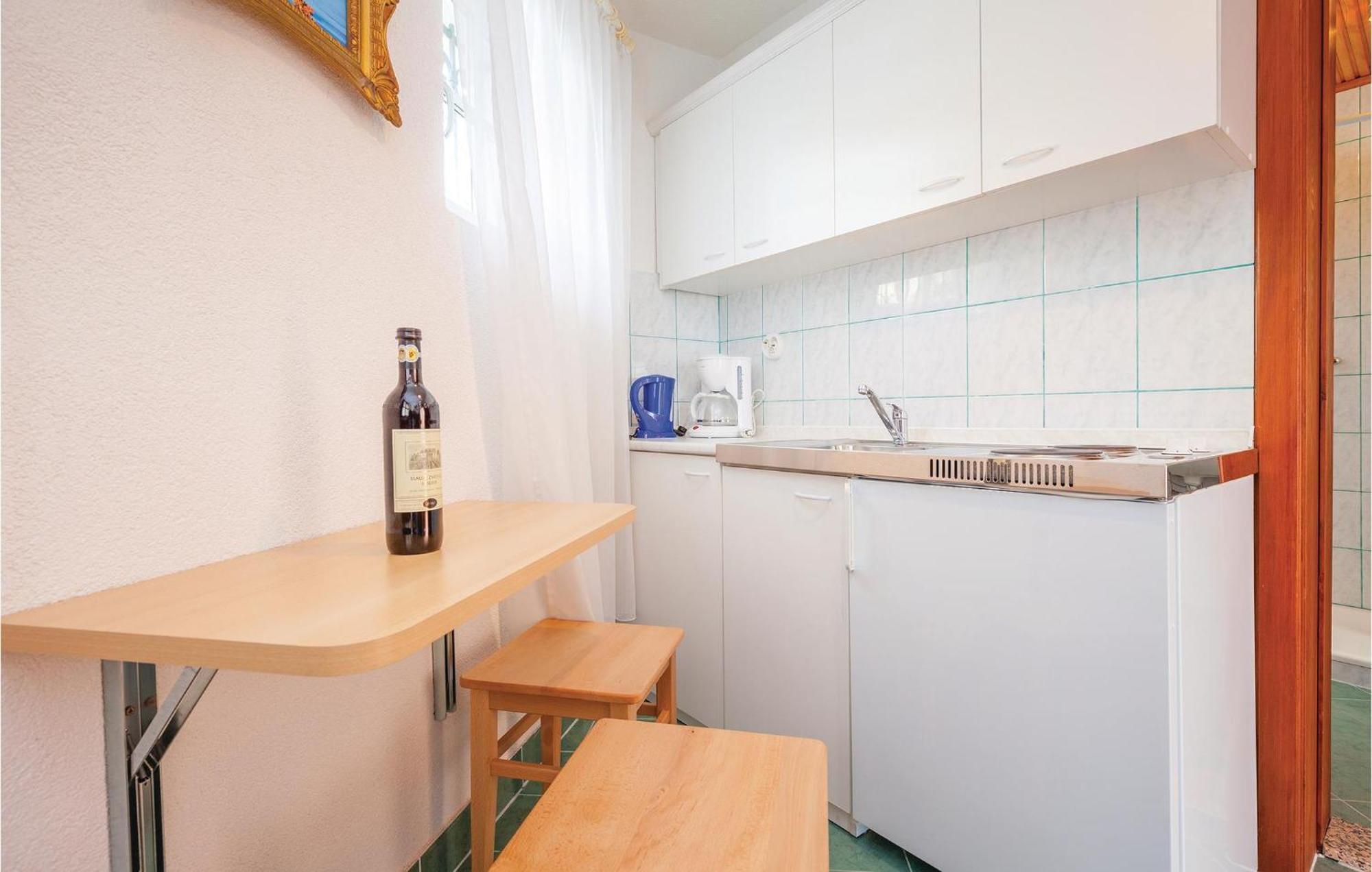1 Bedroom Cozy Apartment In ซริกเวนิซา ภายนอก รูปภาพ